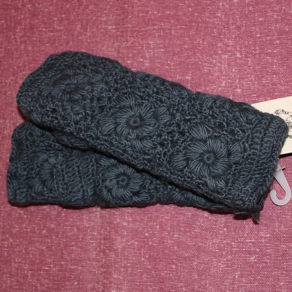 💥 HM Nepali Flower Crochet Handwarmers Denim Blue - Picture 1 of 4